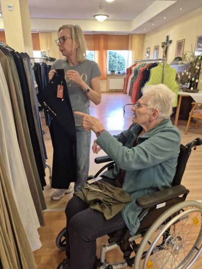 Chick in Strick Kleidungsverkauf – Bild 4